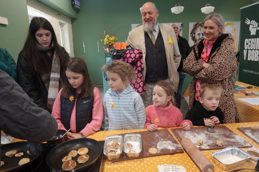 Teaching Kitchen Volunteers - Cegin y Bobl Food Discovery Course, Primary School in Carmarthen